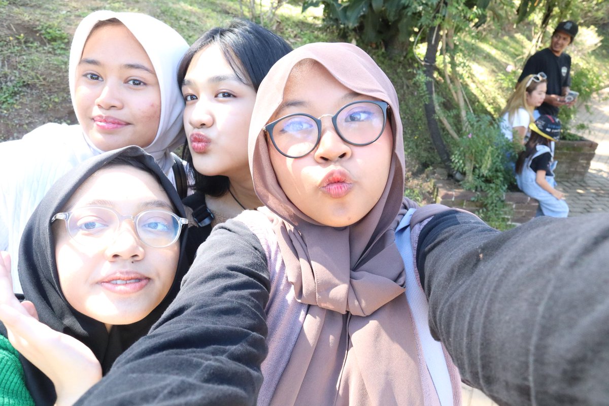 ijaawss's tweet photo. ke Bandung sama temen sekelas Inten ʕ˙ᴥ˙ʔ https://t.co/BBayKz7zPq
