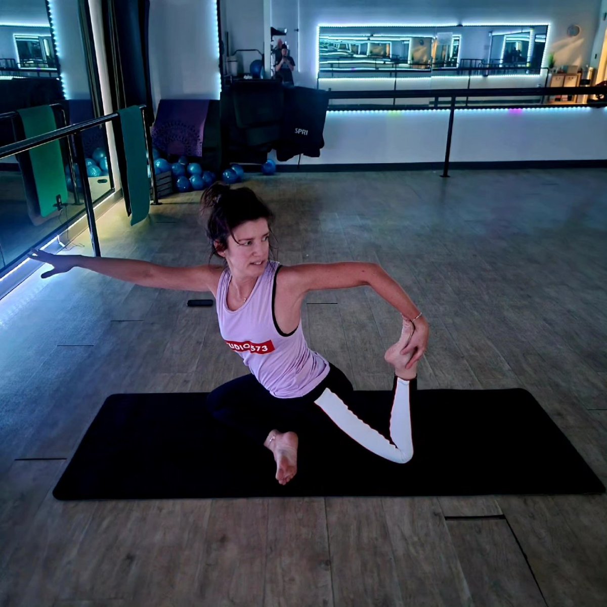 CarrieTergin's tweet photo. King pigeon pose is quite a stretch but Angela worked us into it and shared words of wisdom that helped me let go of frustration that a frozen drain pipe had on my day and being ok with it and putting it all in perspective. And the deeeep breaths helped too! #Studio573 π©΅βοΈ https://t.co/q1k4TqrkA7
