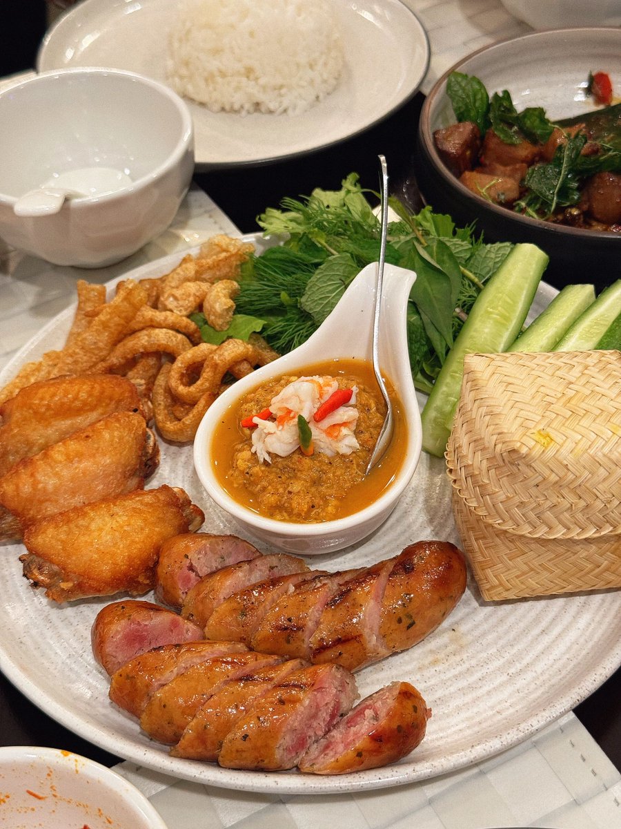 jummmai's tweet photo. NAPHA is a restaurant renowned for its cozy dining ambiance and delicious food that tells a story. ❤️ The menu, curated by head chefs, offers exclusive and diverse selections, ensuring a top-notch dining experience for customers. #CulinaryTales #Bangkok #Lunchtime https://t.co/ok6ke0jve7