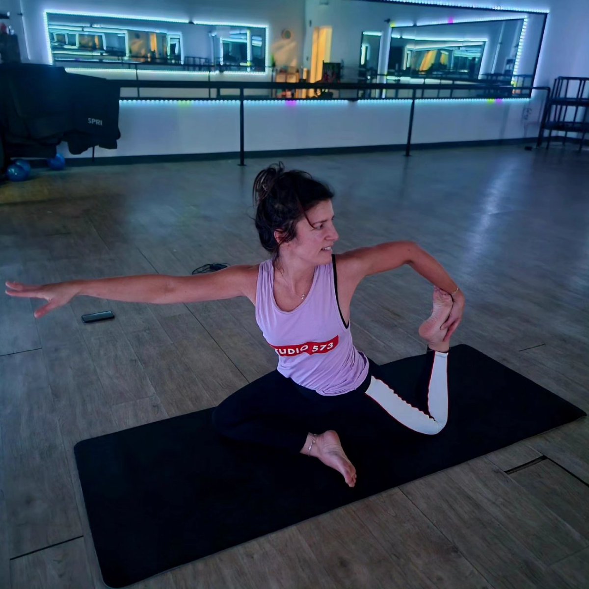 CarrieTergin's tweet photo. King pigeon pose is quite a stretch but Angela worked us into it and shared words of wisdom that helped me let go of frustration that a frozen drain pipe had on my day and being ok with it and putting it all in perspective. And the deeeep breaths helped too! #Studio573 π©΅βοΈ https://t.co/q1k4TqrkA7