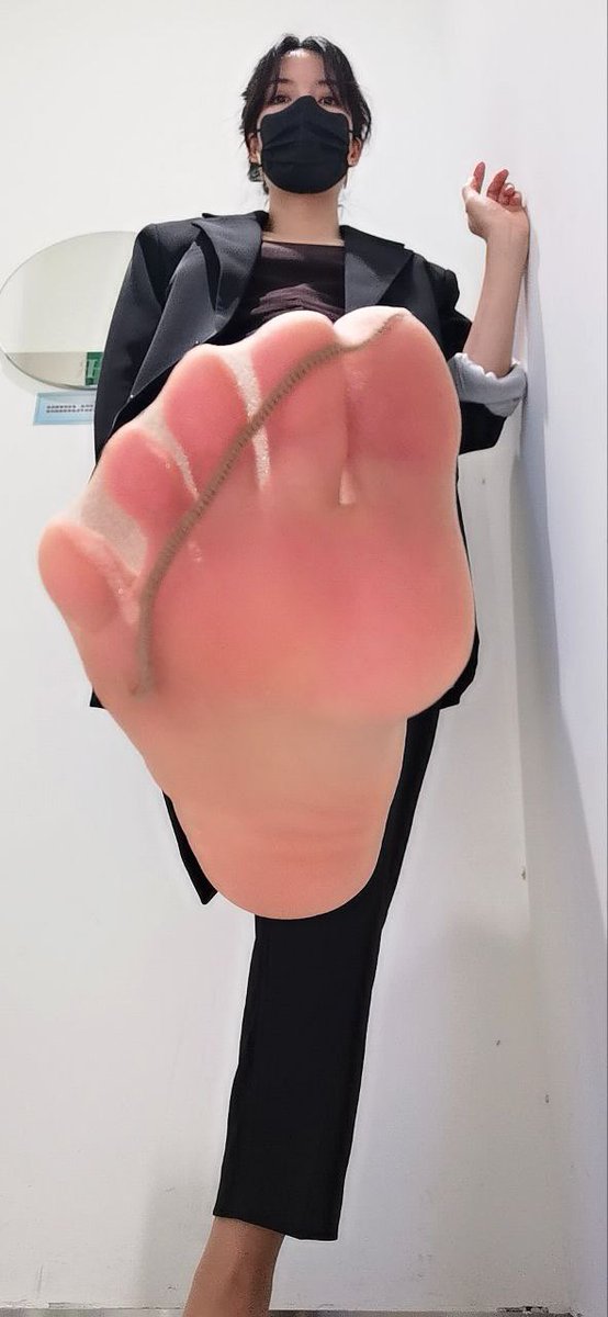 YuanR61346's tweet photo. 看什么看？闻还是要我踩你？ https://t.co/zMFKlwGGGf
