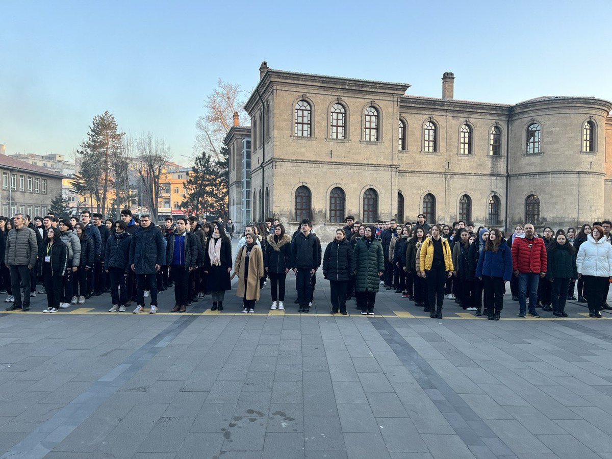 kayserimem's tweet photo. 🇹🇷 Şehitlerimiz İçin Saygı Duruşu

İl Milli Eğitim Eğitim Müdürümüz Bahameddin Karaköse, şehit düşen kahraman askerlerimiz ve aziz şüheda ordusunun her bir kahramanı için Kayseri Fen Lisesinde saygı duruşu ile başlayan bayrak törenine katıldı.

Vatan size minnettar 🇹🇷🇹🇷 https://t.co/wL7VnuvFXK