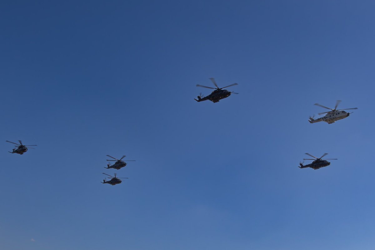 AW101CoUK's tweet photo. How often do you see 6 #HH101’s in formation. Well we saw it daily during the @ItalianAirForce 100th anniversary airshow.
#MerlinMonday #AW101 #EH101 #Avgeek #MerlinHelicopter #Merlin #Helicopter https://t.co/OTIWSHpawK