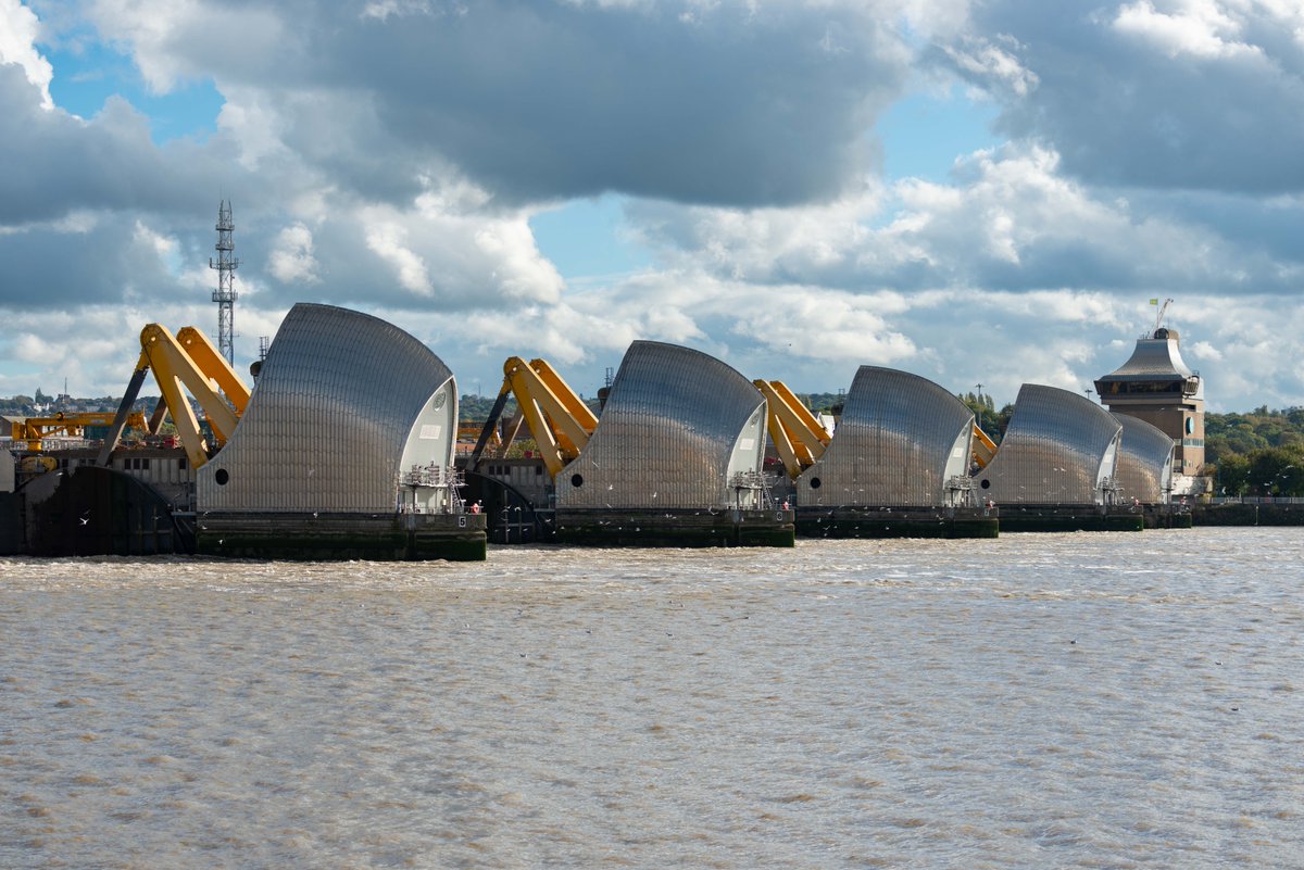 Please note: The Thames Barrier will close today (15/01/2024) at about 12:00. High tide combining with river flows may create tidal flooding in Central and West London. The Barking and Dartford Barriers will also be in operation. Check flood alerts ➡️ hubs.la/Q02gnTFM0