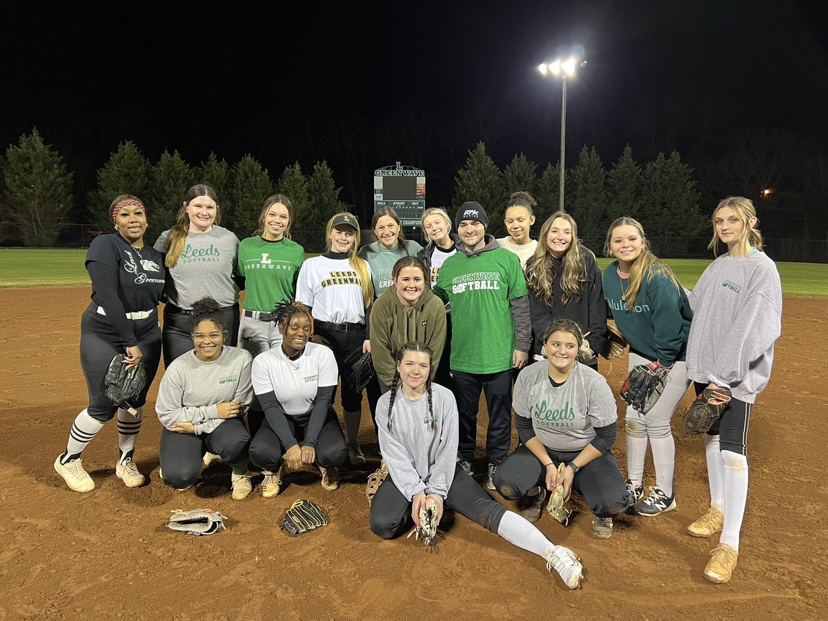 Leeds_Softball's tweet photo. Midnight Madness! So happy softball season is here! #RGR https://t.co/eHvBoDHjz0
