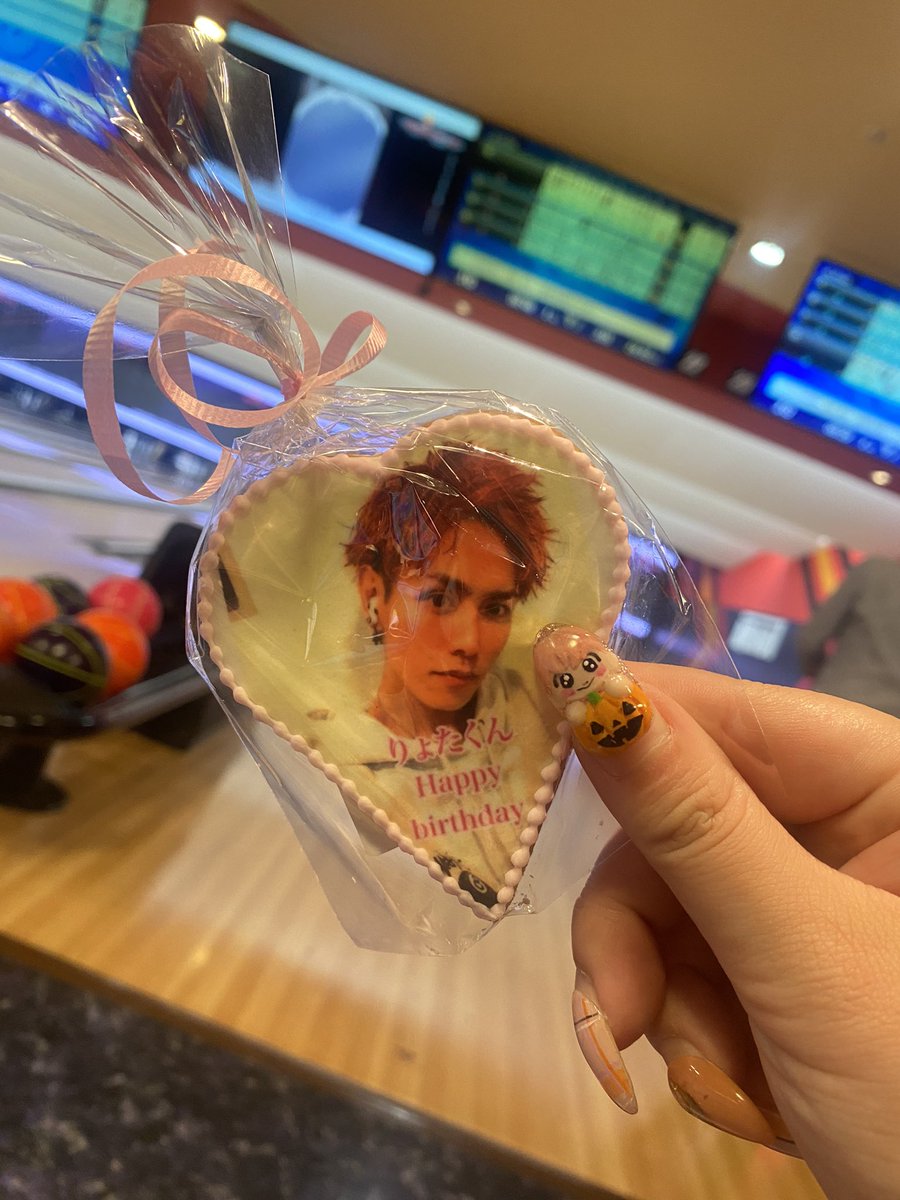 asnhykrm's tweet photo. ランチから4人で集まって、仕事ない組はお昼から飲むし地獄🥸

夜に合流してお誕生日会🎂
今年1年みんなの誕生日をここでお祝いさせていただいて感謝🐣💕
サプライズでクッキーまでいただいて🙈

そのあとは映像見にラウワン🎳
4人でお泊まり、4日ぶり😂
2023年最後に集まれて良かった😊 https://t.co/GvfYFzI1k7
