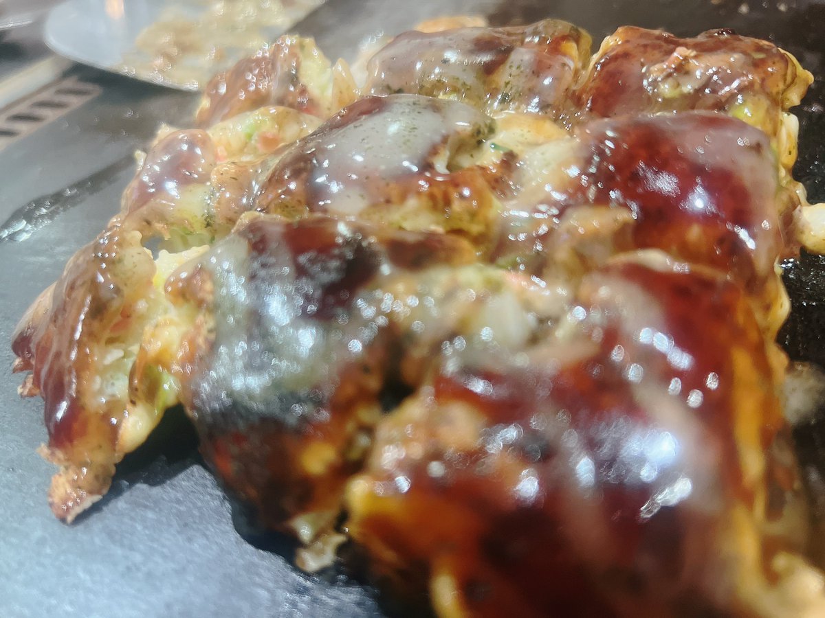 asnhykrm's tweet photo. ランチから4人で集まって、仕事ない組はお昼から飲むし地獄🥸

夜に合流してお誕生日会🎂
今年1年みんなの誕生日をここでお祝いさせていただいて感謝🐣💕
サプライズでクッキーまでいただいて🙈

そのあとは映像見にラウワン🎳
4人でお泊まり、4日ぶり😂
2023年最後に集まれて良かった😊 https://t.co/GvfYFzI1k7