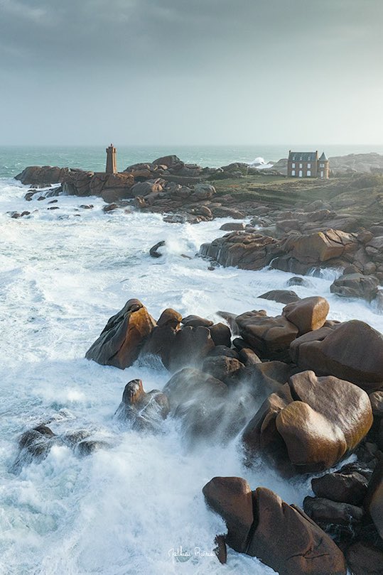 #Bretagne 🧡 Quand le vent souffle en #tempete sur la côte de granit rose 💨💨💨 par @mathieurivrin