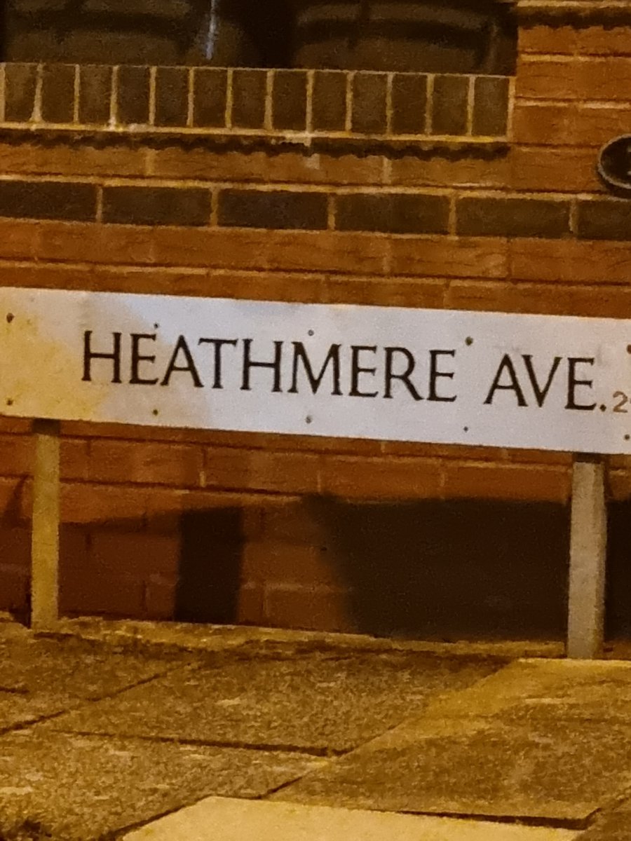 YardleyWMP's tweet image. Out and about early this morning 🌝 Don't be tempted to leave your car whilst it's defrosting 🥶 it might not be there when you get back 😮
#iceicebaby #carthievesyouareskatingonthinice 👍