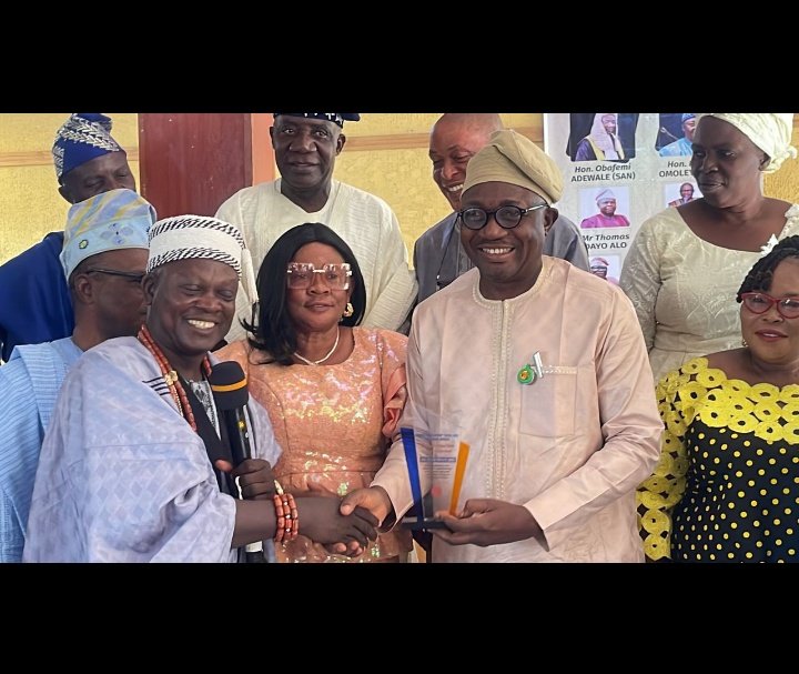 I had the honour, last Saturday, to receive an award of recognition and the conferment of the position of grand patron by the Ado/Ikere branch of the Ijurin Development Union. I am delighted and humbled by this gesture, Ijurin Moje!