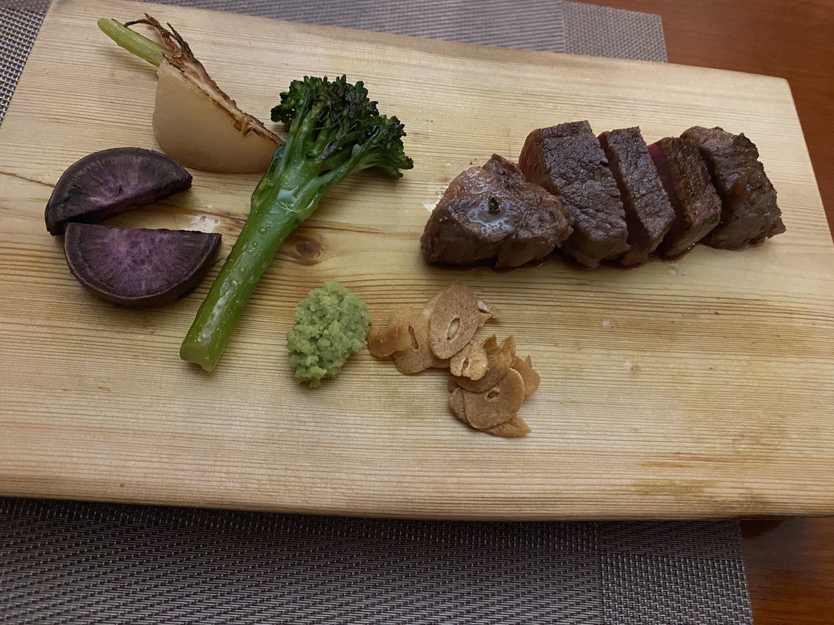 asnhykrm's tweet photo. チームでの忘年会💫
ゲストルームで出張料理人によるディナー🍽

パフォーマンスも素敵で、プレゼントまでいただいて、今年もいい感じで締めれて嬉み🥳
今年度締めまで走り切らなきゃだなと。
環境に感謝😇 https://t.co/0ncW5nGLB7