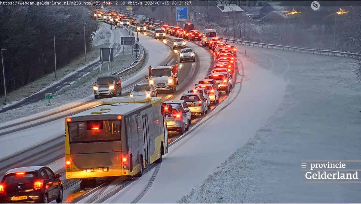 DitmerSantema's tweet photo. #sneeuw en #file op #N233 te zien op #webcam @provgelderland https://t.co/pxNbOqCkct https://t.co/jMs54SHSPC