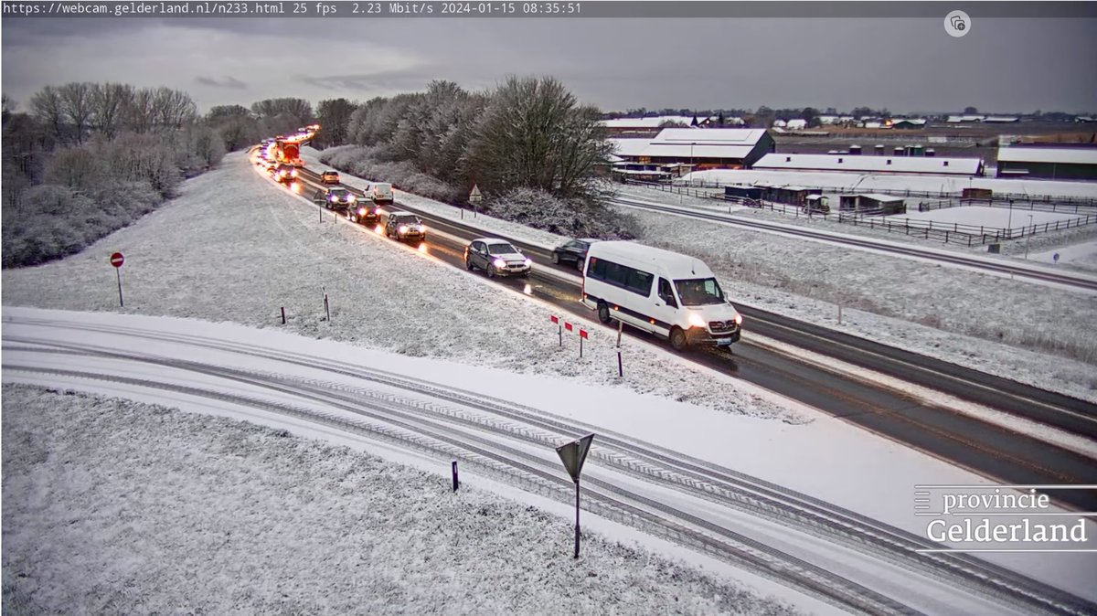 DitmerSantema's tweet photo. #sneeuw en #file op #N233 te zien op #webcam @provgelderland https://t.co/pxNbOqCkct https://t.co/jMs54SHSPC