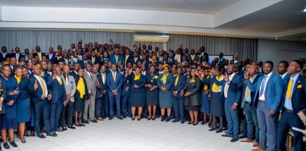 advocatemahere's tweet photo. 🟡I stand in solidarity with all my colleagues who were fraudulently and illegally recalled. We call on all citizens in affected wards and constituencies to support these candidates and vote overwhelmingly for leaders who will be the citizens’ voice in Parliament. 

While the political environment remains toxic, dictatorial and plagued by illegitimacy, we must continue to act for change. Every struggle worth fighting for will be grueling but we must remain equal to the task until we win Zimbabwe for change and ensure our great nation works For Everyone. 

As citizens, we must help and support the respective campaigns in any way that we can - donate, lead spaces, retweet, do door to door, volunteer to be a polling agent, resign fliers, retweet messages and turn out in your numbers on voting day so that we ensure no seat is lost to dictatorship. 

Our daily suffering is all the evidence we need that ZANU PF is anti-people and is bereft of ideas to fix the economy, deliver decent public health, champion quality and affordable education and ensure every citizen has shelter and food to eat. 

Let’s vote for change candidates as we continue in the battle for the soul of our nation.

We need new leaders.🇿🇼