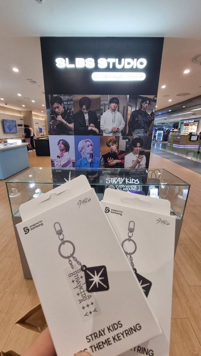 omelas_tae's tweet photo. For my friend and I. ๐
Had the opportunity to drop by. ๐
#slbs #slbsstudio #straykids #startogalaxy #bethenew #slbsinmanila #startogalaxyinmanila @Stray_Kids @Stray_Kids_JP @slbsstudio @samsung @samsungmobile @SamsungPH https://t.co/k6gtIJmrHV