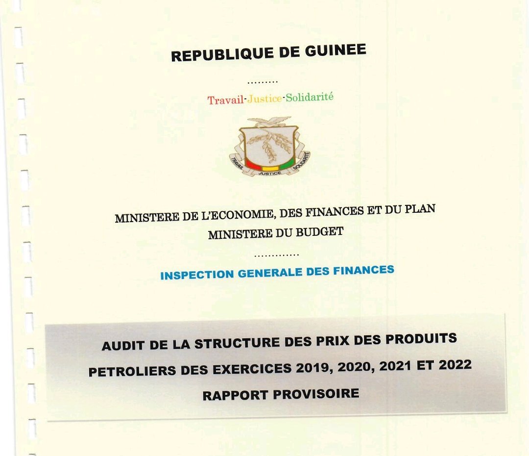 FacelyKonate1's tweet photo. La gestion de la Société Nationale des Pétroles (SONAP) a toujours été épinglée et les autorités au plus haut niveau sont au courant parce que la société relève directement de la présidence de la République. D'ailleurs, il existe un rapport d'audit de l'inspection générale des finances qui confirme tout ce qui est dit. 

𝗤𝘂𝗲 𝗱𝗶𝘁 𝗰𝗲 𝗿𝗮𝗽𝗽𝗼𝗿𝘁 ? Pour aller dans les détails, il faut d'abord comprendre pourquoi cet audit de la structure des prix des produits pétroliers pour les exercices 2019, 2020, 2021, 2022 a été mené ?

En effet, la subvention des produits pétroliers par l'Etat guinéen entraîne la baisse drastique des recettes douanières parce que l'Etat est obligé de renoncer à ses droits et taxes dans le but d'atténuer les répercussions de la hausse du prix du carburant sur les citoyens. L'incidence budgétaire de cette mesure se chiffrait autour de 515 m5illiards GNF pour le premier trimestre 2022. C'est face donc à cette tendance haussière qu'il a été décidé de réfléchir sur des mesures rendant à atténuer l'impact de cette situation sur l'exécution du budget général de l'Etat.

Le rapport comme indiqué plus haut, accable clairement la gestion de la SONAP. Selon ce document (dont nous détenons copie), le 11 mars 2022 la SONAP a conclu un contrat d'importation de produits pétroliers avec la société SAHARA ENERGY RESSOURCE LIMITED avec une marge trader fixée à 53$/T alors que celle du contrat précédent s'élevait à 38$/T. Et trois semaines plus tard, la SONAP a négocié et signé l'avenant N°1 avec pour objet, le rehaussement de la marge trader à 115$/T (soit une augmentation de 117%).
Les auditeurs révélaient que "ce niveau de marge trader est inédit dans les contrats de fourniture des produits pétroliers dans toute la sous-région". Une situation qui "contribue au renchérissement du prix du litre à la pompe et fait perdre des ressources financières énormes à l'Etat."

En plus, la ligne relative au forfait prélèvement SONAP désormais dénommée marge SONAP est passée de 20 GNF/L à 150 GNF/L. La mission de l'inspection générale des finances recommandait donc de résilier l'avenant N°1 et maintenir la marge SONAP à 20 GNF/L. Ce qui permettrait aux recettes douanières d'être bonifiées d'un montant de 71 milliards 771 millions 124 mille GNF. 

Pour revenir à la marge trader, la SONAP justifie l'augmentation de 117% par la guerre entre la Russie et l'Ukraine. Sauf que cet argument est complètement balayé par les auditeurs de l'inspection générale des finances. Ils estiment que l'impact de cette guerre se fait ressentir plutôt sur le prix d'achat des produits et non sur la marge. En réalité, selon la mission d'audit, la marge du trader est la rémunération du fournisseur qui n'est autre que SAHARA ENERGY RESSOURCE LIMITED.

"Je n'ai pas d'amis ou de famille face à la corruption et le détournement de deniers publics", disait le colonel Mamadi Doumbouya dans un de ses discours. Mais curieusement, depuis juin 2022 le rapport de l'inspection générale des finances dort dans les tiroirs. Nous l'avons dépoussiéré en espérant que le président se rappellera de ses engagements. 

En lieu et place d'un acharnement contre les journalistes, il faut sortir le rapport et ouvrir une enquête notamment par rapport aux patrimoines acquis "illégalement" alors que le peuple souffre.
#Guinée