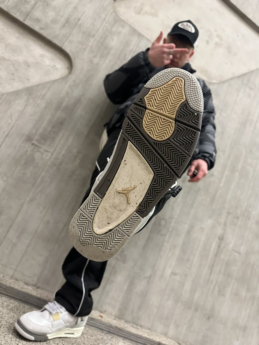 straight4cash's tweet image. Welches Opfer leckt die Sohle ab und macht jede einzelne Rille mit seiner Zunge sauber?😈😋

#geldsklave #zahlschwein #cashmaster #zahlsklave #findom #paypig #geldherr #alpha #feetdom #füße #master #getragenesocken #smellyfeet #cashslave #cashfag #dirtysocks #smellysocks