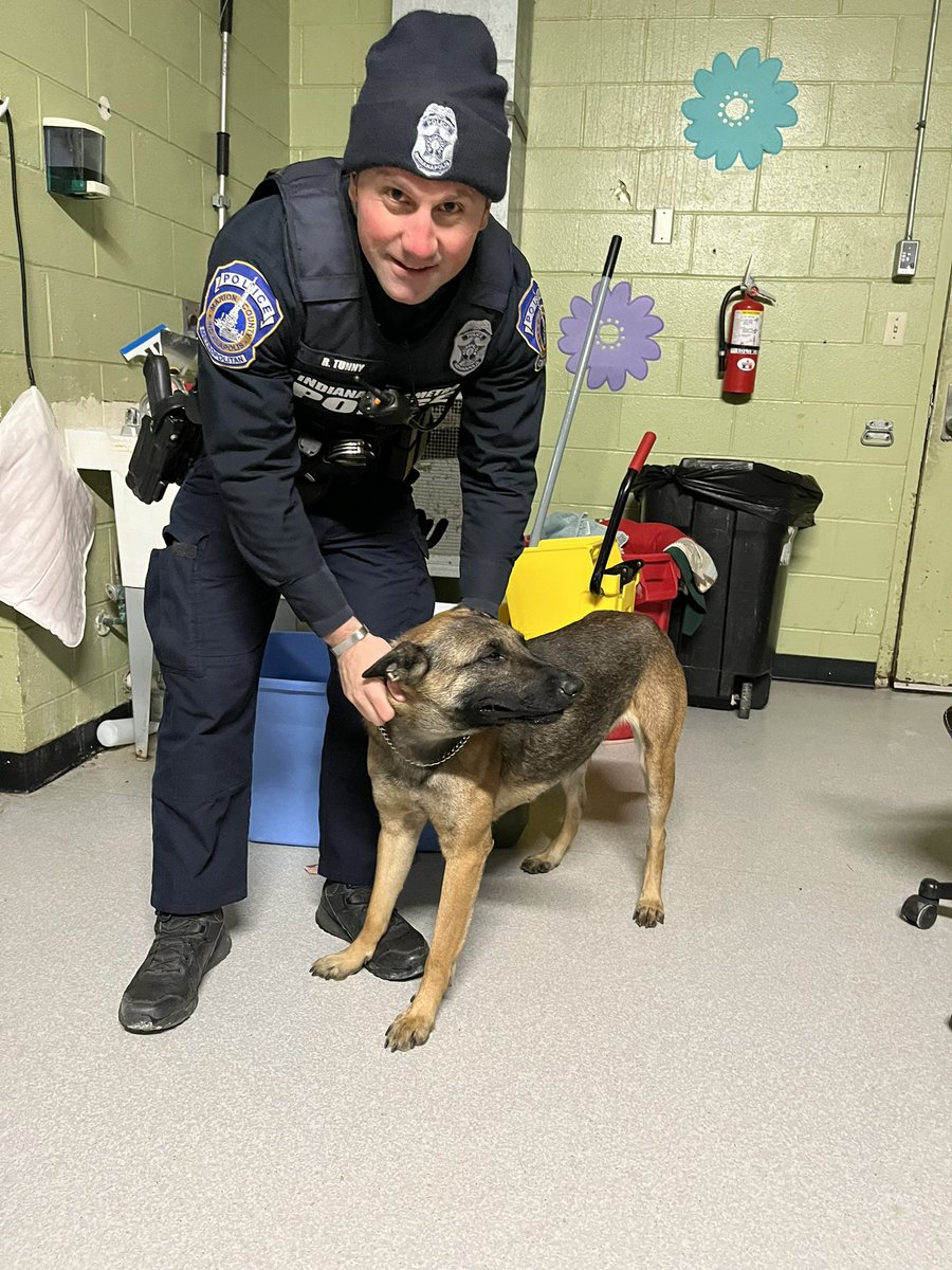 IMPDnews's tweet photo. IMPD officers took this pup 🐶 out of the cold this morning and got her into some warmth. 

Please keep your pets inside and keep a close eye on them when they are out so they can be kept safe. https://t.co/oDvLyuCJxi