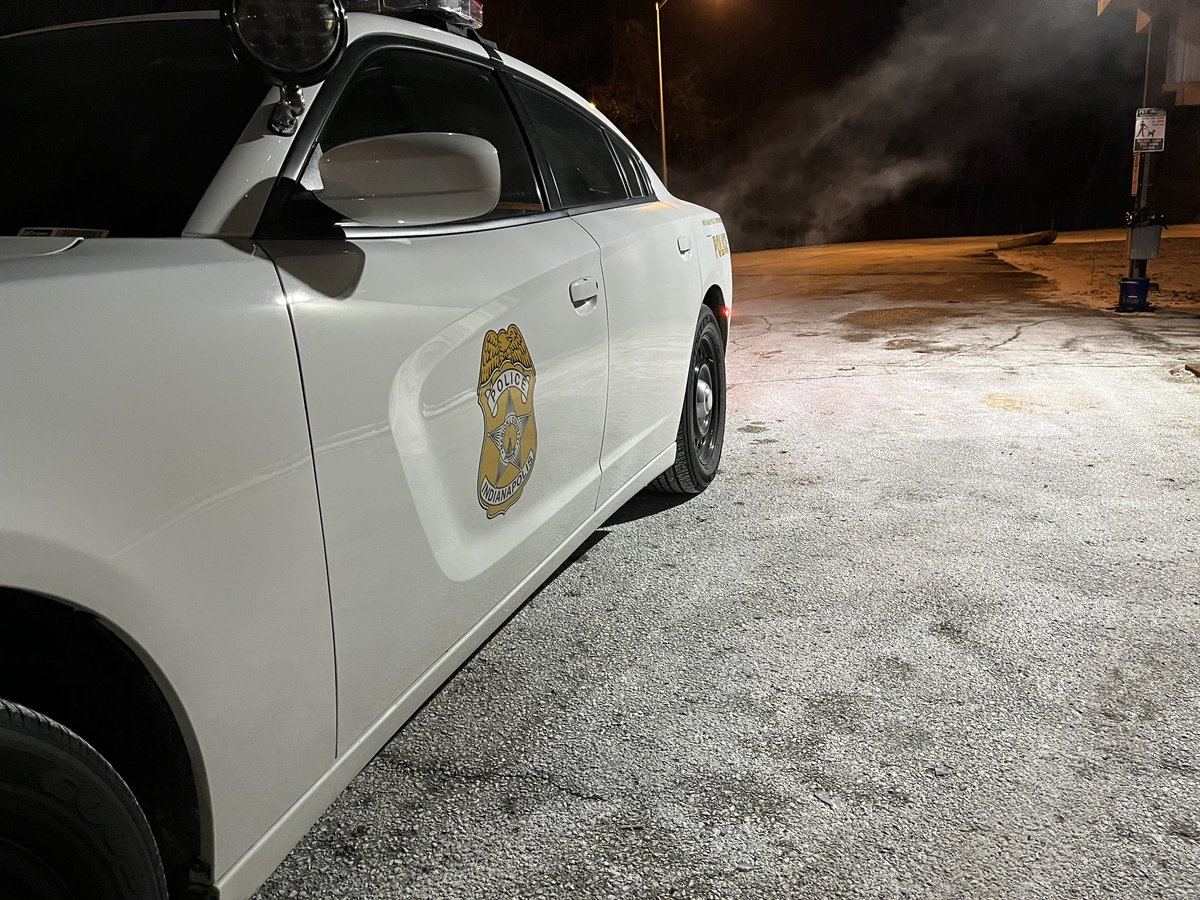 IMPDnews's tweet photo. IMPD officers took this pup 🐶 out of the cold this morning and got her into some warmth. 

Please keep your pets inside and keep a close eye on them when they are out so they can be kept safe. https://t.co/oDvLyuCJxi