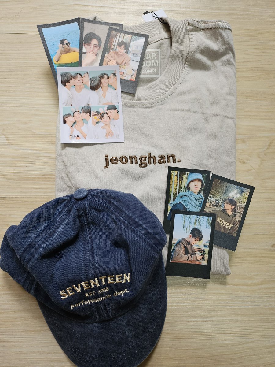 moonchildd09's tweet photo. my irl gifted me seventeen merch from @dearfandomph and ang lala ng kilig ko sa mga freebies???? nakadisplay agad yung photoset sa desk ko sksksksk https://t.co/eYPnYTgHrm