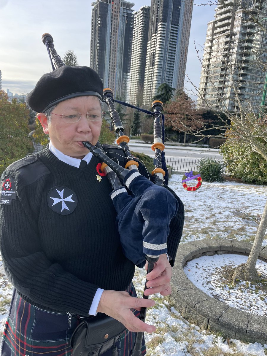 richardliu18's tweet photo. 2/2…and Dr. Po Tin Chak, now resting in #Burnaby. Remarks were made w/heartwarming #storytelling, followed by a wreath laying at both sites.
#LestWeForget #NoublionsJamais #CanadaRemembers #LeCanadaSeSouvient
#ProFide #ProUtilitateHominum
#FortheFaith #IntheServiceofHumanity https://t.co/PFxCwBTfPv