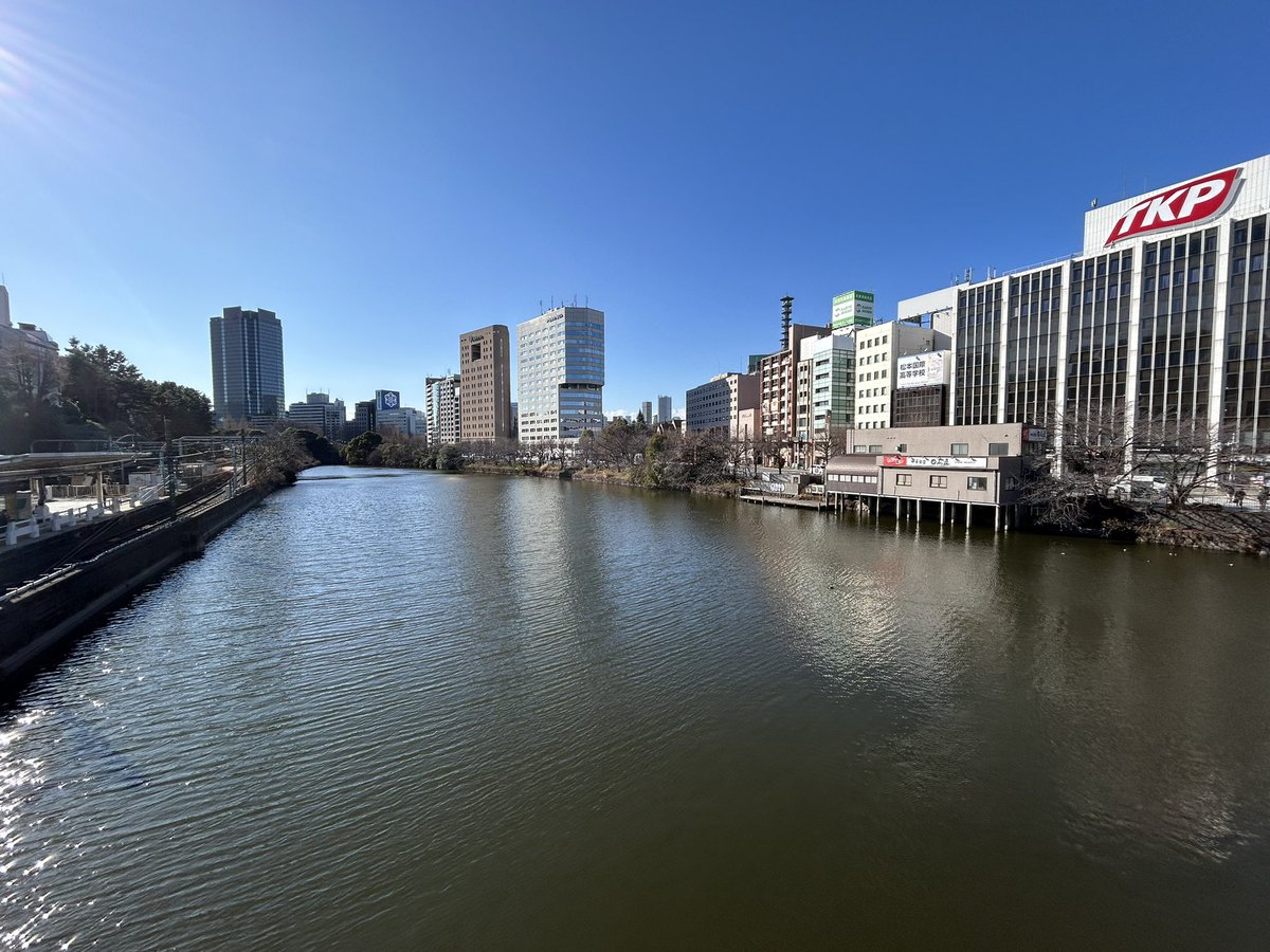 ポカポカと風が冷たい中、打合せ。各駅には止まらない特急の行き帰りの往復。
さ！明日はアダストリアの機材の飾り付けだ。