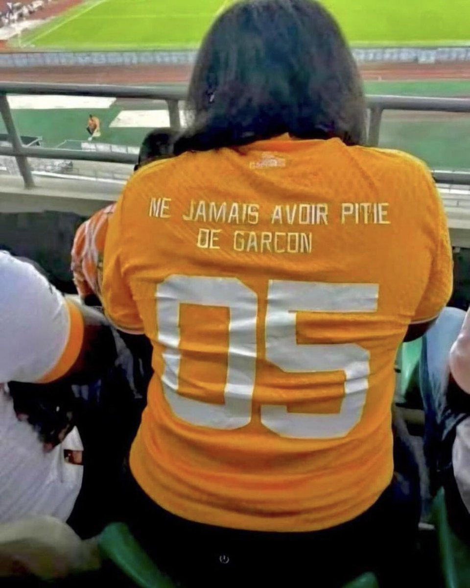 YannTchimkap's tweet image. Thread des maillots les plus insolites de la CAN 😂.
1-