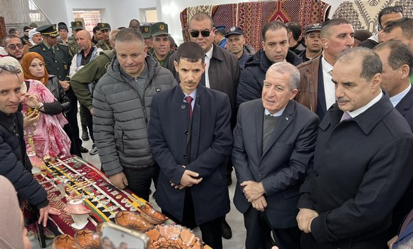 APS_Algerie's tweet photo. #Didouche appelle les artisans à recourir à l’e-commerce pour écouler leurs produits
🔗https://t.co/JM1SzT5yPI https://t.co/uttYxMwvBt