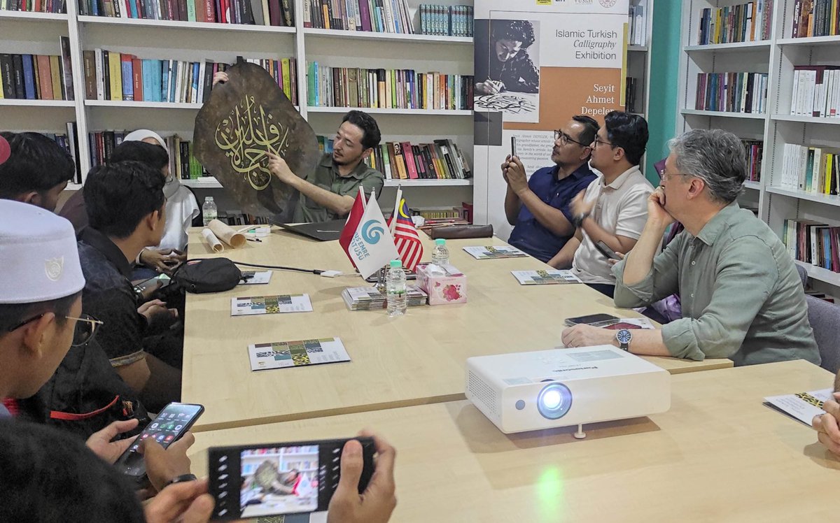 emirsyuksel's tweet photo. Kıymetli Hüsn-i Hat sanatkârımız Seyit Ahmet Depeler Kuala Lumpur Yunus Emre Kültür Merkezi’nde Malezyalı hattat kardeşlerimizle çalışmaları hakkında mütalaada bulundu.

Fantastic calligraphy workshop from Seyit Ahmet Depeler in Yunus Emre KL.
🇹🇷🤝🇲🇾
@SDepeler @yeekualalumpur https://t.co/9npxULQkkY