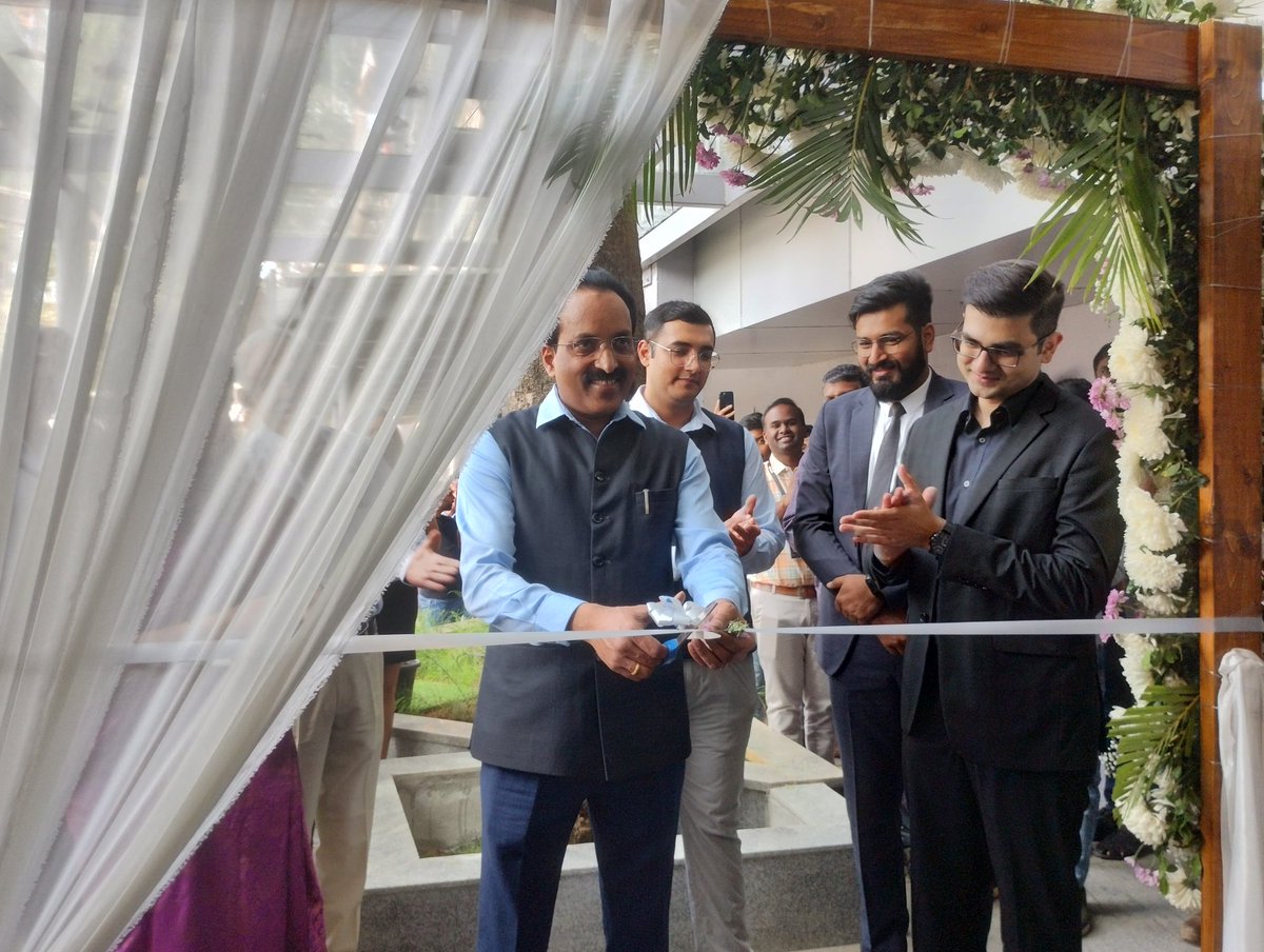 IndianTechGuide's tweet photo. 🚨 ISRO chairman S Somnath inaugurates Indian space startup, Pixxel Space's new assembly facility in Bengaluru. https://t.co/vslAzUBWf7