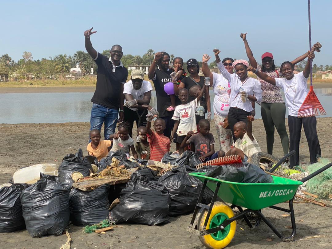 caped_gambia's tweet photo. Successful #BeachCleanup! Teamed up with Bakau #youths to collect 30 bags (0.45 tons) of plastic waste. Collaboration for a cleaner, greener environment!
#StopThePollution
#SustainableFuture
#plasticpollution
#CleanEnvironment https://t.co/UR3blUJLKG