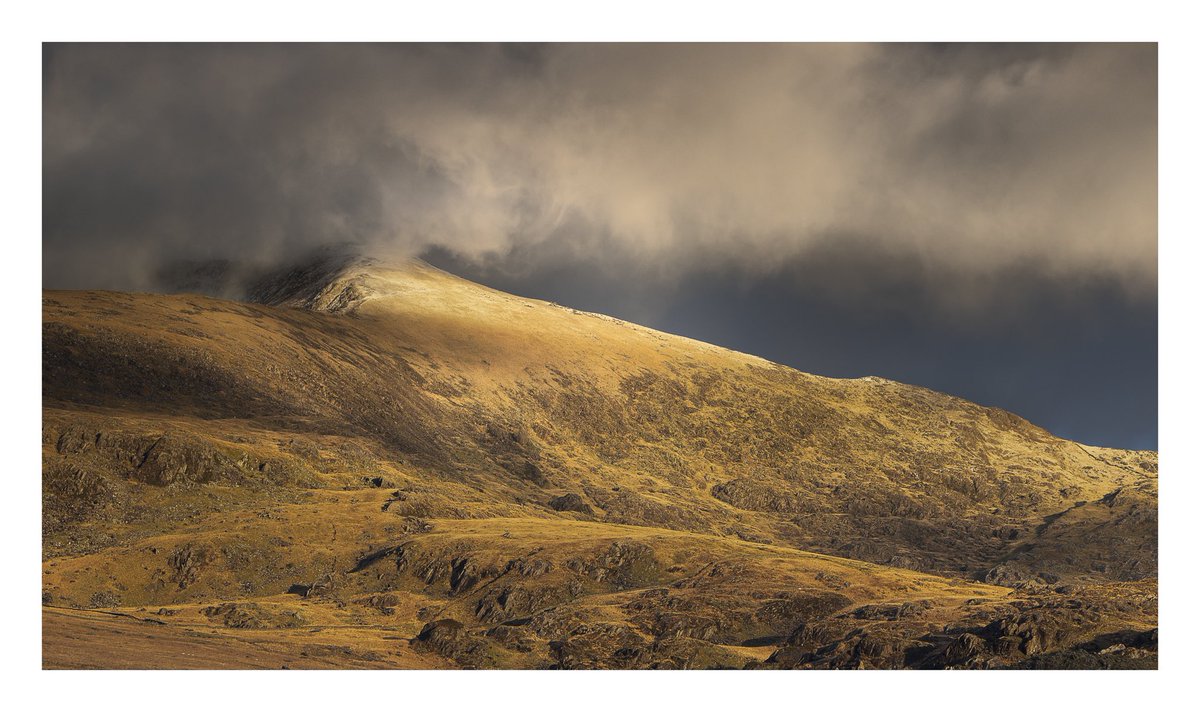 Late afternoon winter light catching the #RhydDdu path heading up to #YrWyddfa. Was magical to catch this light on a moody day in #Eryri. #ShareMondays2024 #WexMondays