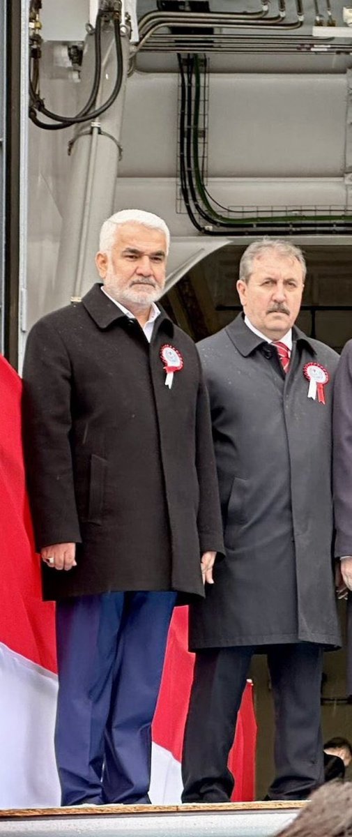 Muht4r's tweet photo. @Mustafa_Destici bana bak mustafa sen bu ülkenin yarısına terörist demişsin , bu yanındaki sakallı adam kim bi söyle hele https://t.co/mZigjQQKC4