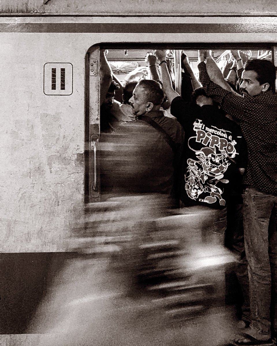 Jalad local aahe. At Dadar, Sunday night non-rush hour.