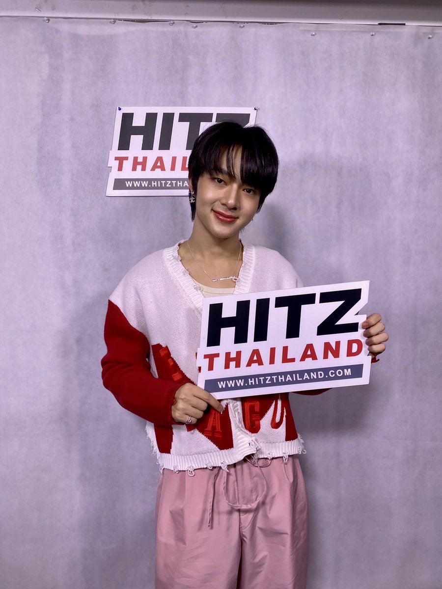 HITZThailand's tweet photo. #NuNew พร้อมแล้ว!! 💖💗
แฟนๆ พร้อมยังที่จะมาพบกับนุนิวใน #HitzCheckIn LIVE! with DJ Somya
@CwrNew @DMDMusicTH
#NuNewEhPressVisit #HITZTHAILAND
#DMDMUSIC #tanlipproduced #Eh_NuNew https://t.co/C9h97vbLuS