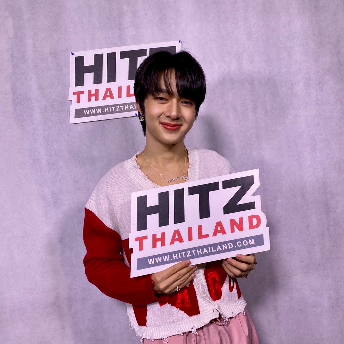 HITZThailand's tweet photo. #NuNew พร้อมแล้ว!! 💖💗
แฟนๆ พร้อมยังที่จะมาพบกับนุนิวใน #HitzCheckIn LIVE! with DJ Somya
@CwrNew @DMDMusicTH
#NuNewEhPressVisit #HITZTHAILAND
#DMDMUSIC #tanlipproduced #Eh_NuNew https://t.co/C9h97vbLuS