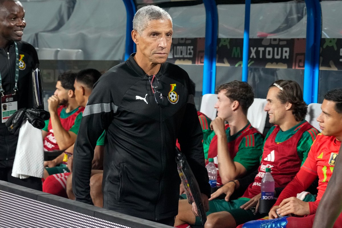 ActuFoot_'s tweet photo. 🚨 Cette nuit un supporter ghanéen a été arrêté à Abidjan après avoir tenté d'agresser le sélectionneur du Ghana 🇬🇭, Chris Hughton, à l'hôtel de l'équipe !

Il a fallu l'intervention de quelques diplomates ghanéens présents sur place.

L'homme non identifié a été remis à la police ivoirienne. 👮‍♂️

(@SaddickAdams)