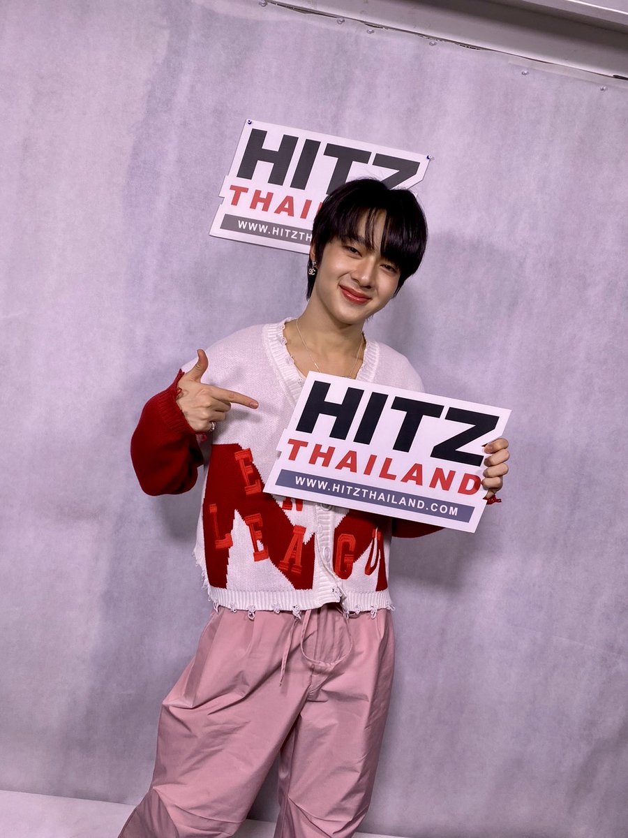 HITZThailand's tweet photo. #NuNew พร้อมแล้ว!! 💖💗
แฟนๆ พร้อมยังที่จะมาพบกับนุนิวใน #HitzCheckIn LIVE! with DJ Somya
@CwrNew @DMDMusicTH
#NuNewEhPressVisit #HITZTHAILAND
#DMDMUSIC #tanlipproduced #Eh_NuNew https://t.co/C9h97vbLuS