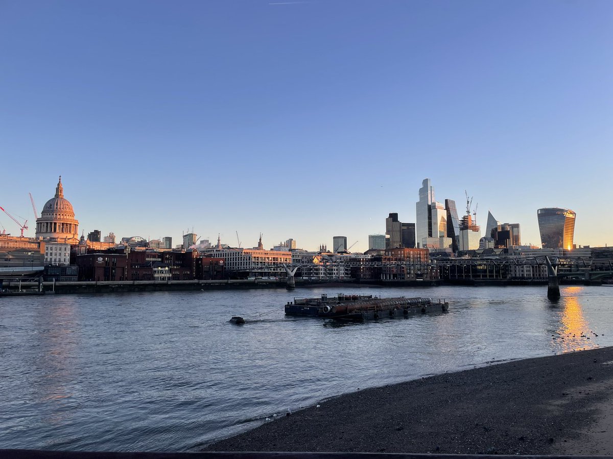 AndreasHT's tweet photo. London looking amazing 🤩 in the cold 🥶 winter ☀️ #MondayMotivation #GettingMyStepsIn https://t.co/rhk7pBIeIT