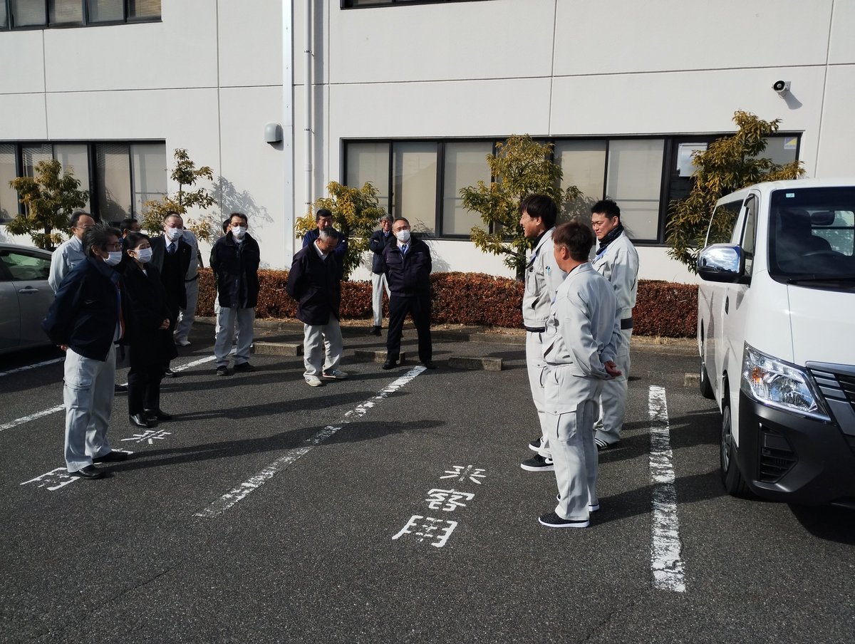 KONDO_GROUP's tweet photo. 令和6年能登半島地震の災害支援派遣について
国交省中部地方整備局中部技術事務所様から災害対策用機械の運転操作の災害支援要請がありました。弊社から3名が派遣されることとなり、本日出発式を行いました。 https://t.co/agafzUYiJD