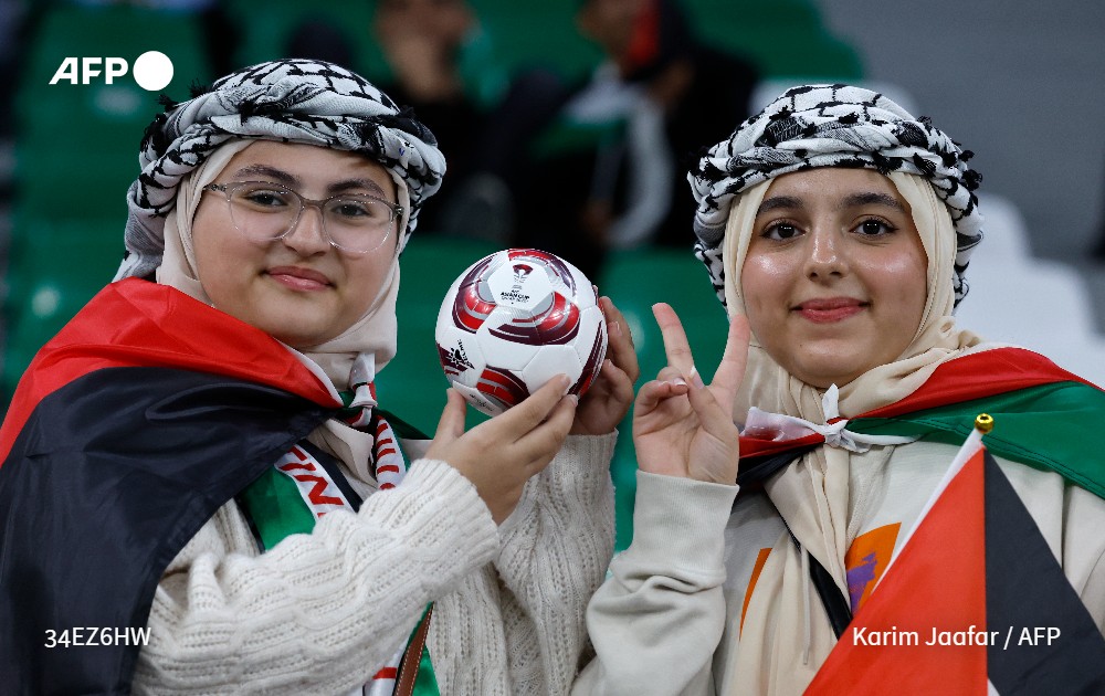 AFPar's tweet photo. "يجب أن يستيقظ العالم لوقف إطلاق النار في #غزة"، عبارة أطلقتها لانا أنشاصي الشابة الأردنية المتمسّكة بأصولها الفلسطينية، وهي في طريقها لمساندة منتخب فلسطين قبل خسارته أمام إيران 1-4 في أولى مبارياته ضمن كأس آسيا، في الدوحة.

https://t.co/uOkhFY6Lvg #فرانس_برس

✍️ @bassemrawass https://t.co/zmzFtmxzK1