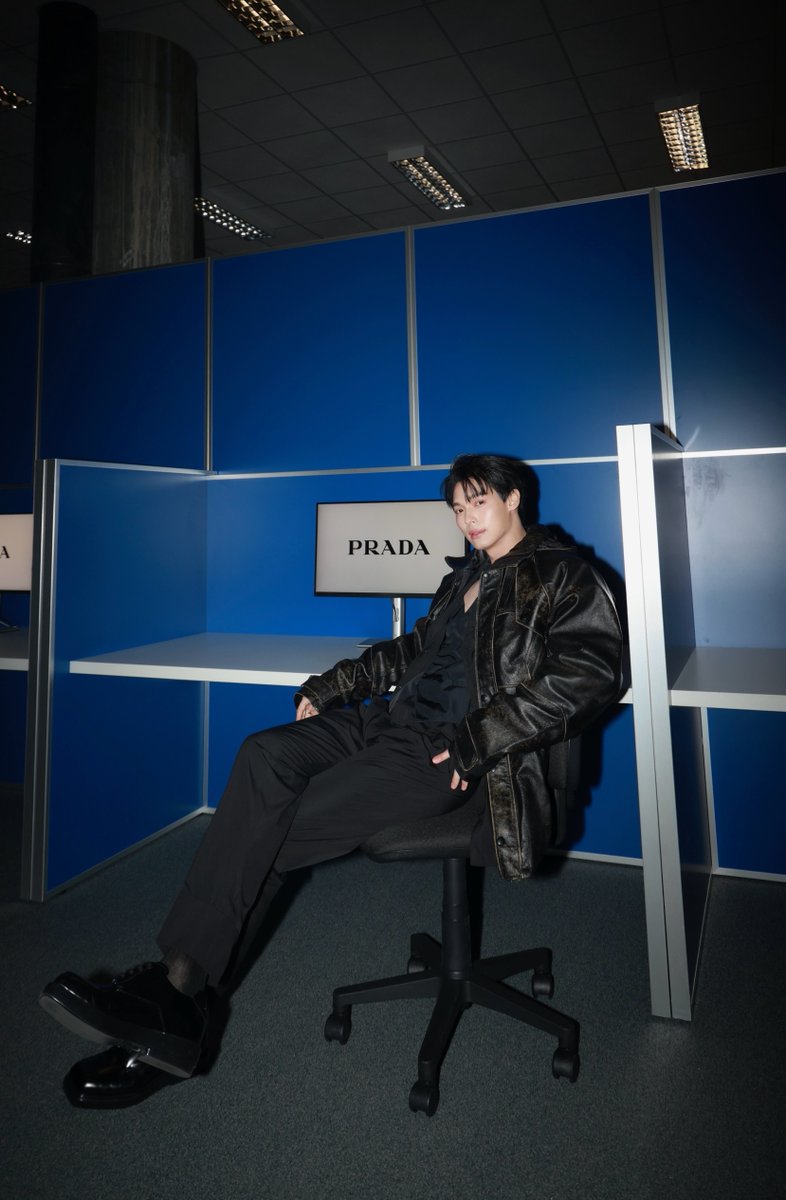 mintmag_th's tweet photo. ซูมอินความหล่อ! ชมลุคหล่อ #วินเมธวิน Prada Ambassador พร้อมโมเมนต์ทักทายแฟนๆ ขณะร่วมชมแฟชั่นโชว์ Men's Fall Winter 2024 ณ มิลาน ประเทศอิตาลีเมื่อค่ำคืนที่ผ่านมา💚

📸ชมภาพ https://t.co/ncc6kbkBbA

WIN BA PRADA MFW24
#PradaFW24xWIN
#winmetawin
#Prada #PradaFW24
#MintNews https://t.co/R1Zga0oedA