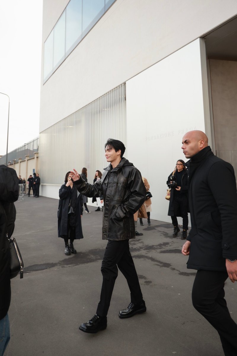 mintmag_th's tweet photo. ซูมอินความหล่อ! ชมลุคหล่อ #วินเมธวิน Prada Ambassador พร้อมโมเมนต์ทักทายแฟนๆ ขณะร่วมชมแฟชั่นโชว์ Men's Fall Winter 2024 ณ มิลาน ประเทศอิตาลีเมื่อค่ำคืนที่ผ่านมา💚

📸ชมภาพ https://t.co/ncc6kbkBbA

WIN BA PRADA MFW24
#PradaFW24xWIN
#winmetawin
#Prada #PradaFW24
#MintNews https://t.co/R1Zga0oedA