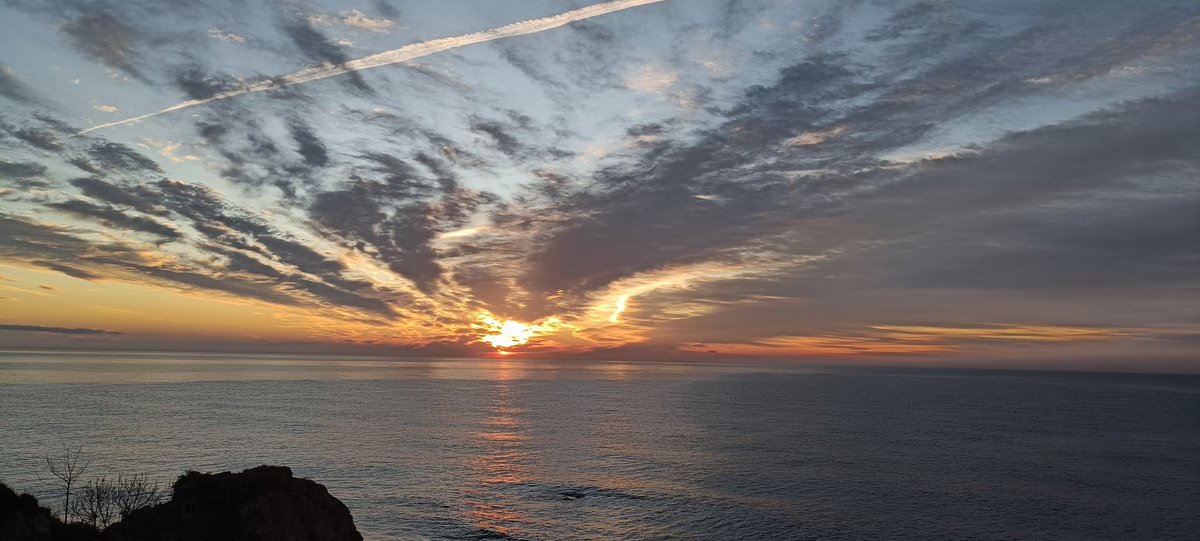 esala228's tweet photo. @SoniaPapell sortida de sol a Sant Pol de Mar https://t.co/9WF6tbAoPl