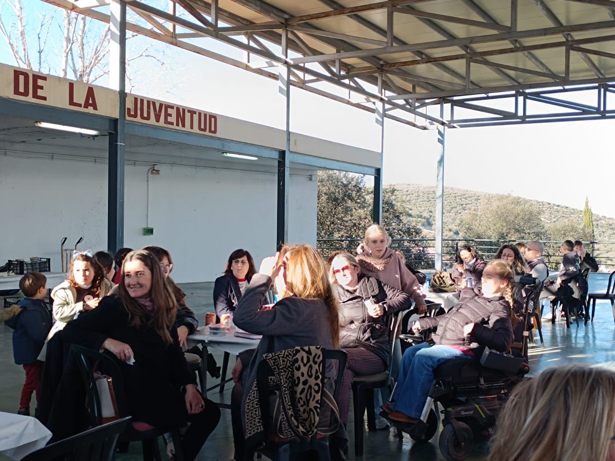 RedesCuber19229's tweet photo. El pasado viernes 12 de enero el AMPA de nuestro centro, nos brindó un fantástico día de convivencia entre padres /madres, profesorado y alumnado. Todo ello aderezado con una deliciosa paella y premios sorpresa cuyo beneficio irá a parar al viaje de estudios del alumnado de 4ºESO https://t.co/IEMRN9Bf9M