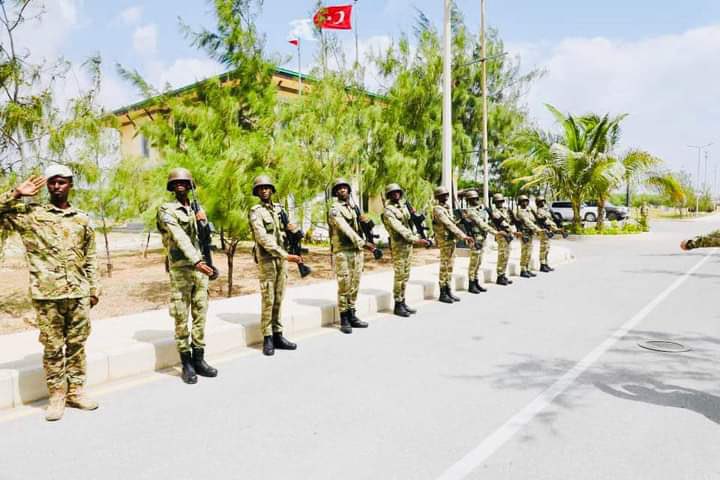 dhoorebbc's tweet photo. #Somalia’s Chief of Defence Forces, Major General Ibrahim Sheikh Muhiyidin, visited the #TURKISOM military academy in #Mogadishu where officers of National Armed Forces are undergoing advanced military courses. https://t.co/hGFIXgzbbH