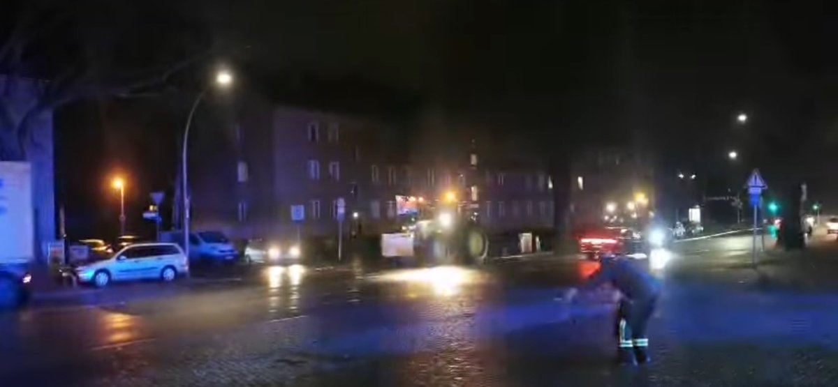 Die Wache Wittenau der <a href="/Berliner_Fw/">Berliner Feuerwehr</a> begrüßt Bauern. 
youtu.be/41nk45aPUK8?si…