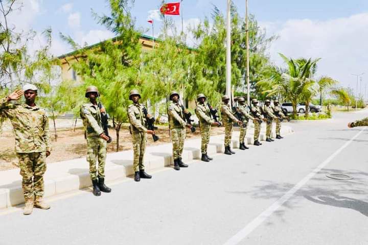 SONNALIVE's tweet photo. Major General Ibrahim Sheikh Muhiyidin, the Chief of Defence Forces, inspected the National Armed Forces officers who are undergoing advanced training in various military and defense fields at the #TURKISOM military academy in #Mogadishu today. He met with Turkish officials and expressed appreciation for Turkey’s continuous support for the Somali Army.