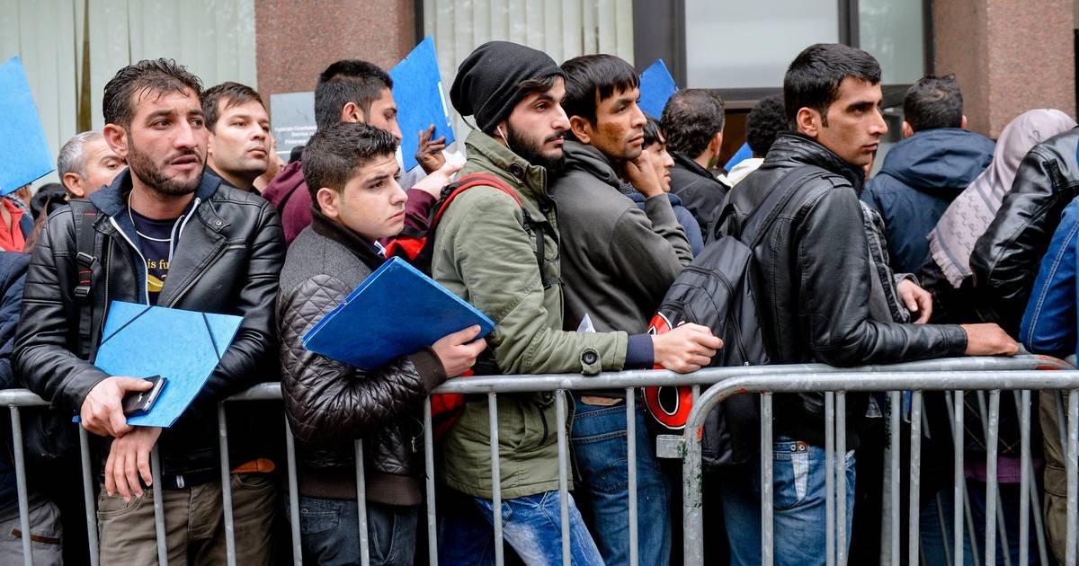 U bent een islamofobe, racistische k*tburger

Hoe de zaken ervoor staan? Dat zal ik u haarfijn uitleggen, zonder er doekjes omheen te winden. Het komt er simpelweg op neer dat als het aan uw overheid ligt u gewoon uw grote bek moet houden, want u bent een vieze, vuile islamofobe,
