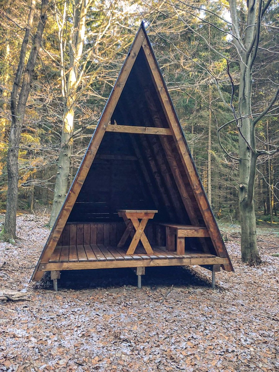 SafarikDalibor's tweet photo. Myslím, že každého přírodního nadšence s batohem potěším zprávou, že letos postavíme u Stezky Českem 20 nouzových přístřešků neboli útulen. Možná je znáte z Krkonoš. Strávíte v nich chvíli nebo celou noc. Za nepříznivého počasí může taková střecha nad hlavou člověku hodně pomoci. https://t.co/kuRRUYkwXK